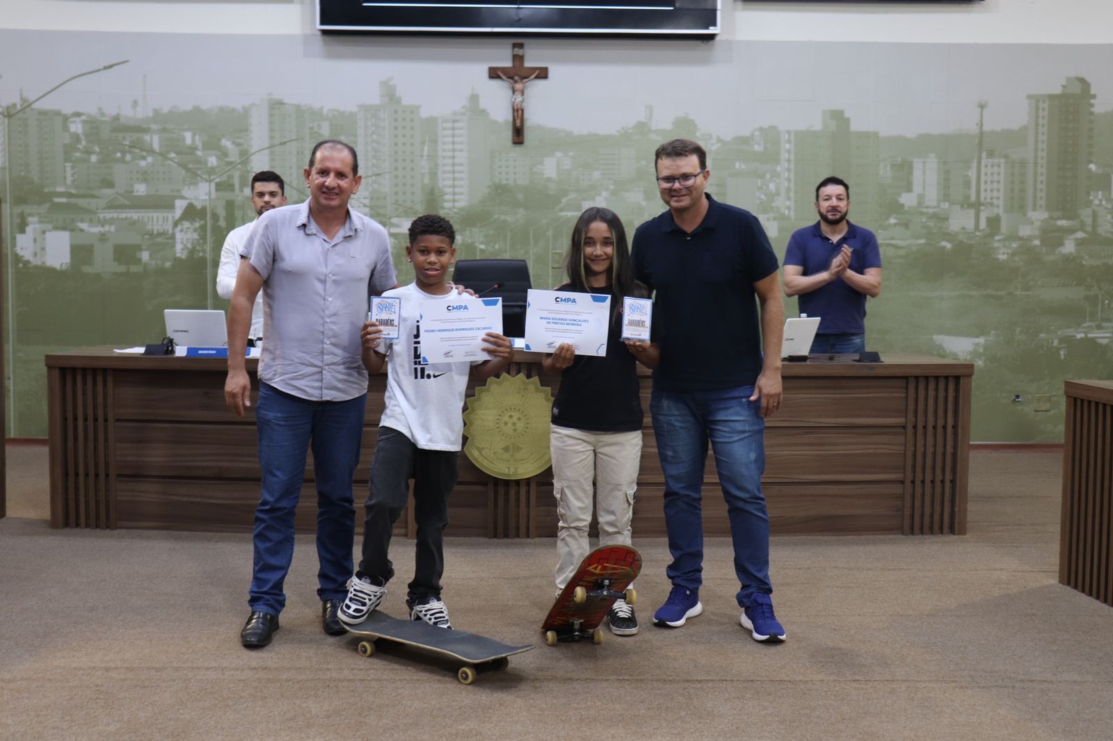 Imagem 1 da notícia: Câmara Municipal homenageia jovens atletas do skate