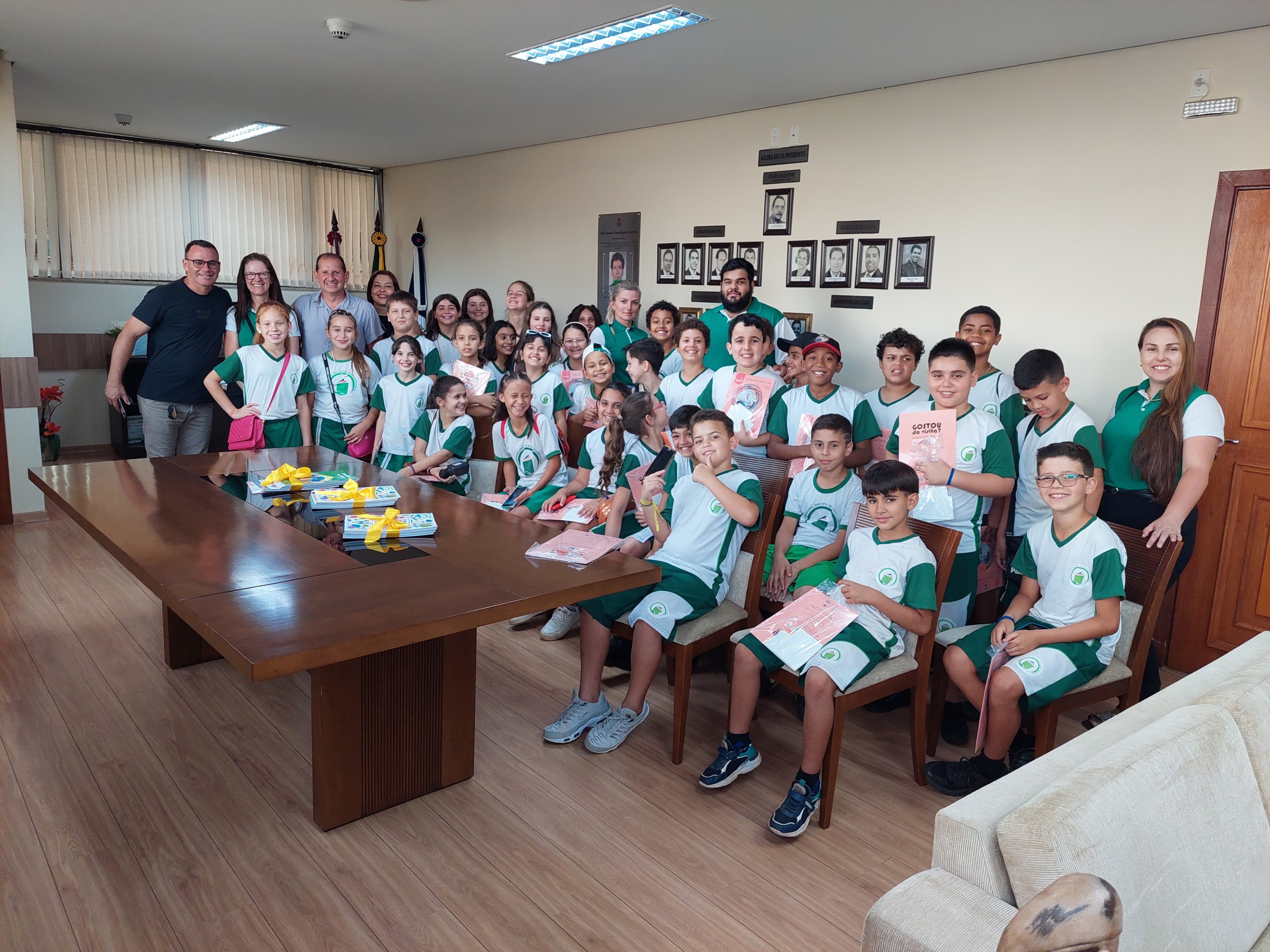 Imagem 1 da notícia: Presidente da Câmara recebe visita de alunos do 4º e 5º ano da EM Professora Rita de Cássia Campos Silva, de Cachoeira de Minas