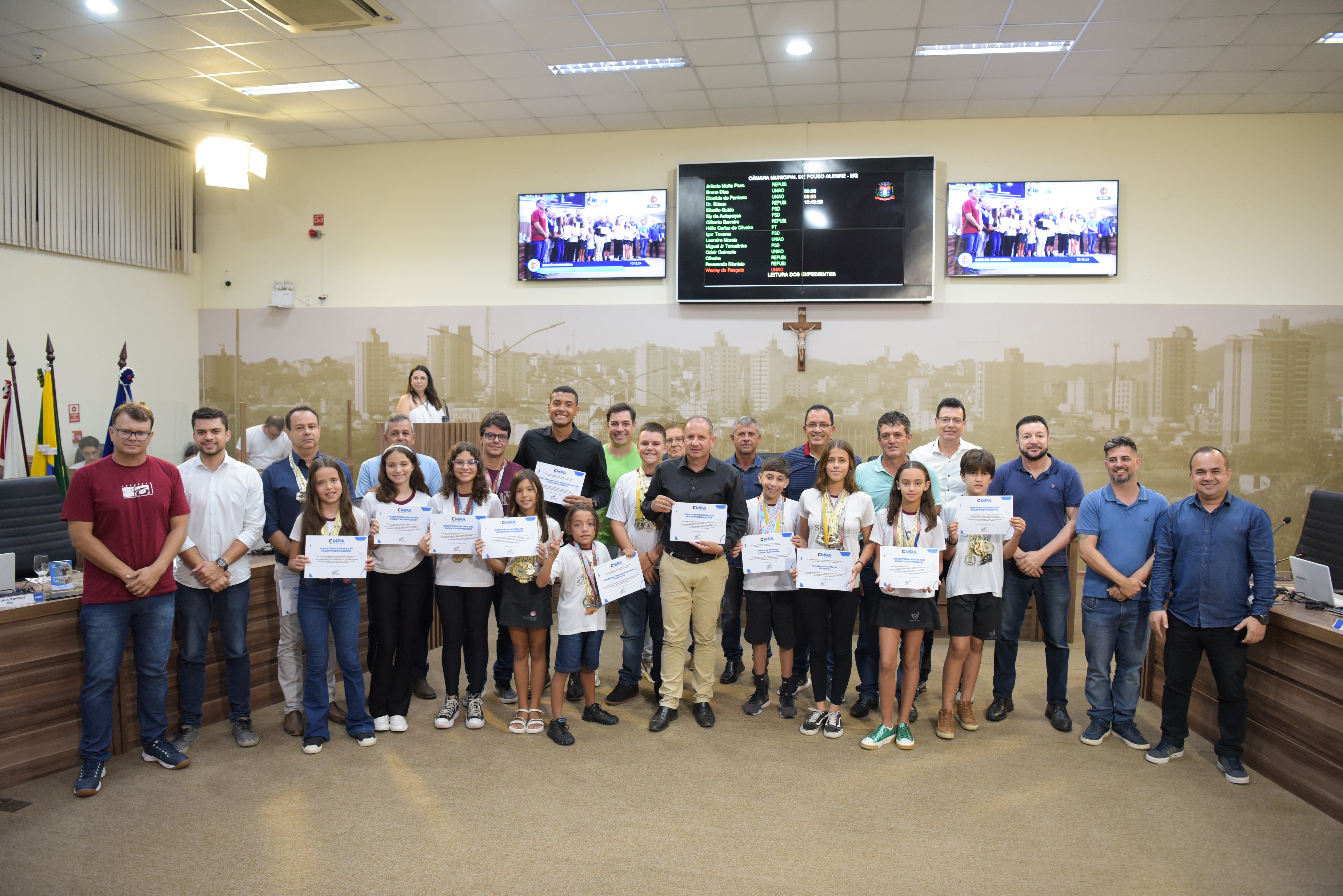 Imagem 1 da notícia: Atletas de natação do Colégio São José recebem homenagem na Câmara Municipal