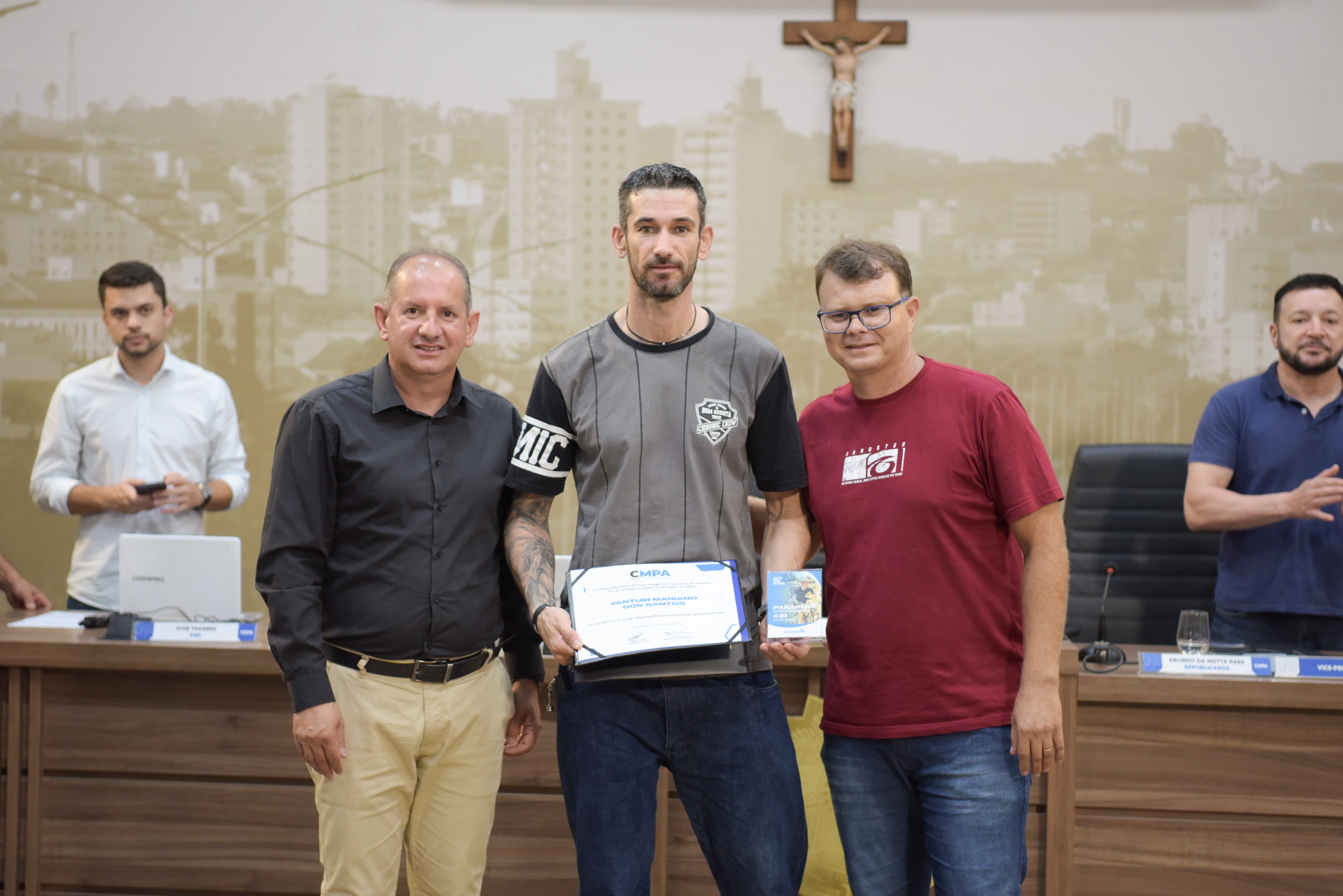 Imagem 1 da notícia: Atleta de Mountain Bike é homenageado na Câmara