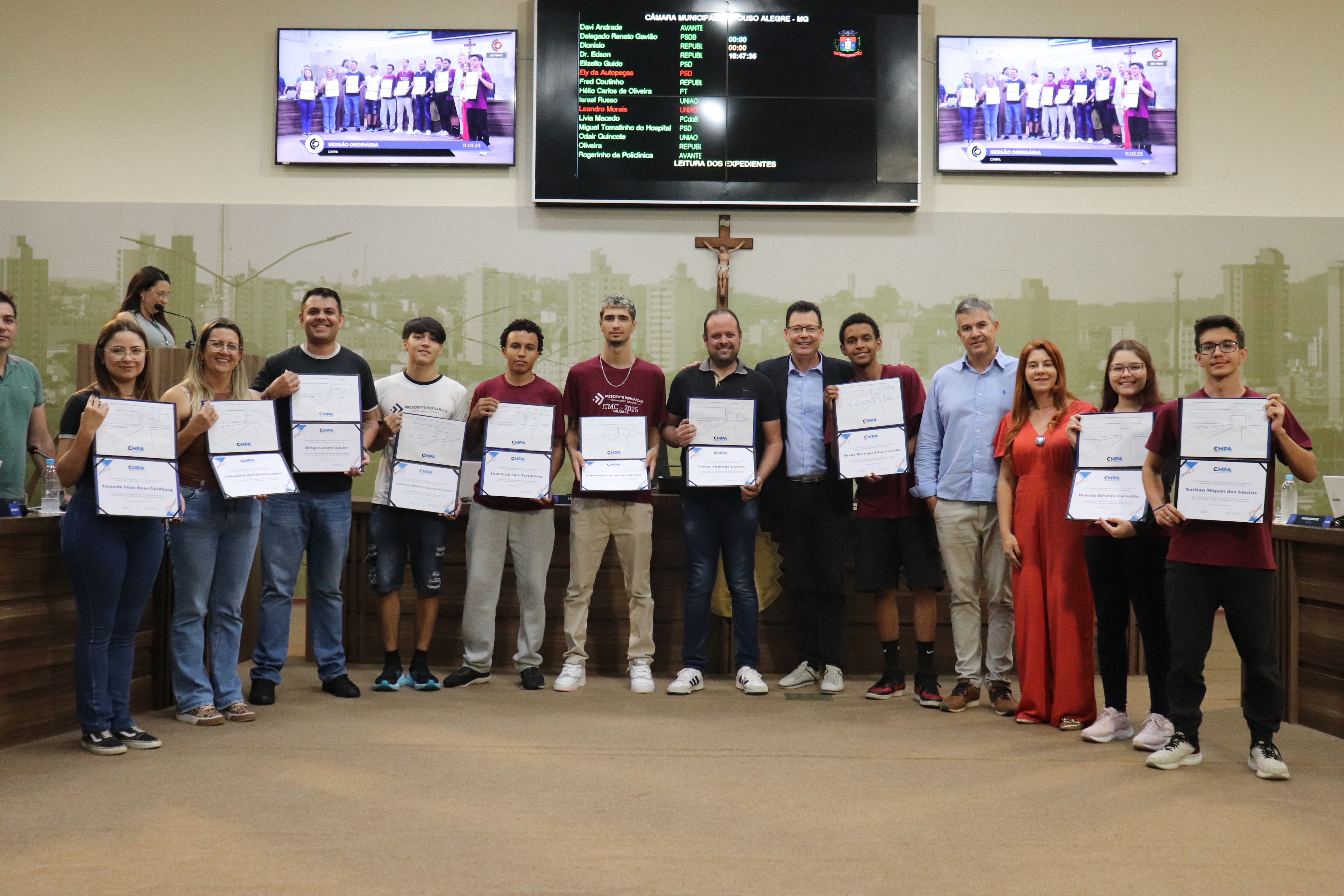 Imagem 1 da notícia: Câmara homenageia medalhistas da Olimpíada Internacional de Matemática