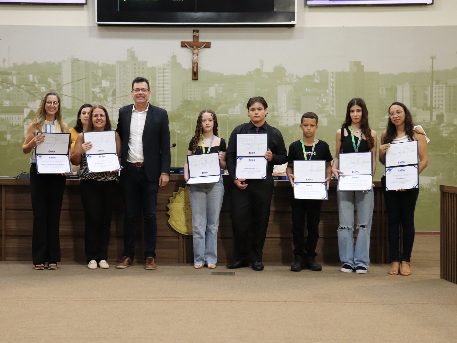 Imagem 1 da notícia: Câmara Municipal de Pouso Alegre homenageia alunos premiados na OLITEF